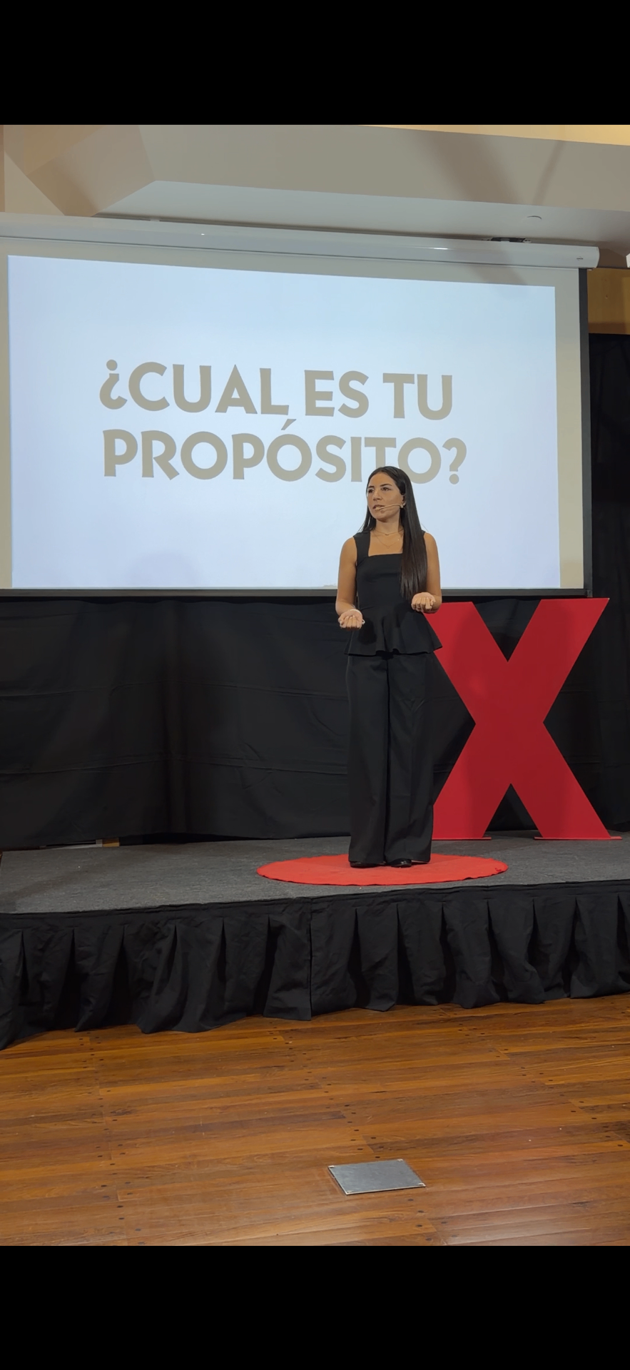 Clara Pérez dando su charla TEDx: ¿Cuál es tu propósito?
